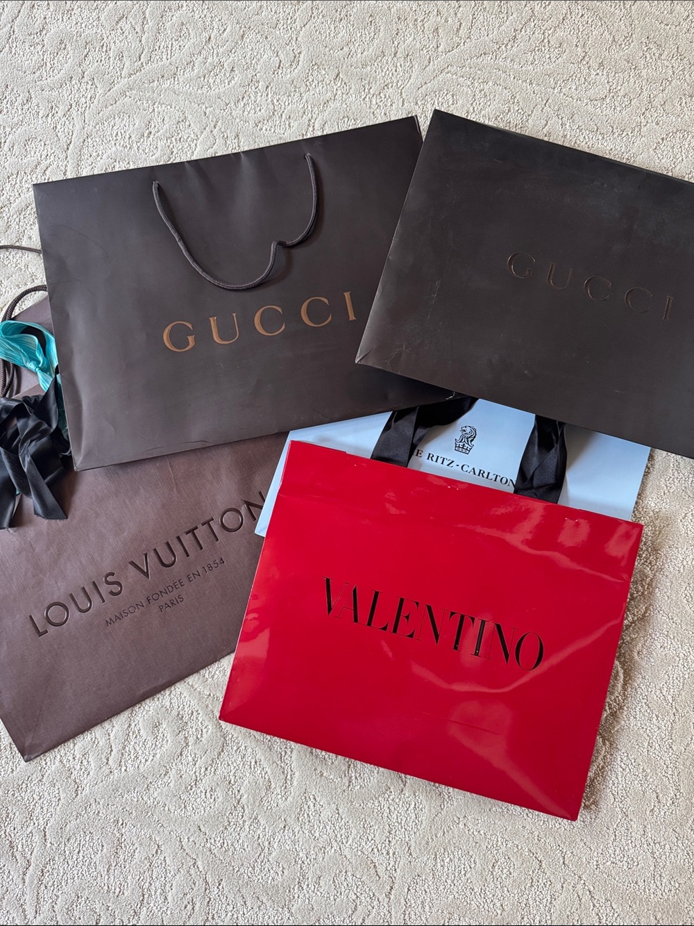 Valentino - Gucci - Louis Vuitton & Ritz Carlton Shopping Bags - Lot of 6